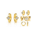 Aretes de Dama Oro 10k Huggie Flor de Cuatro Circonios