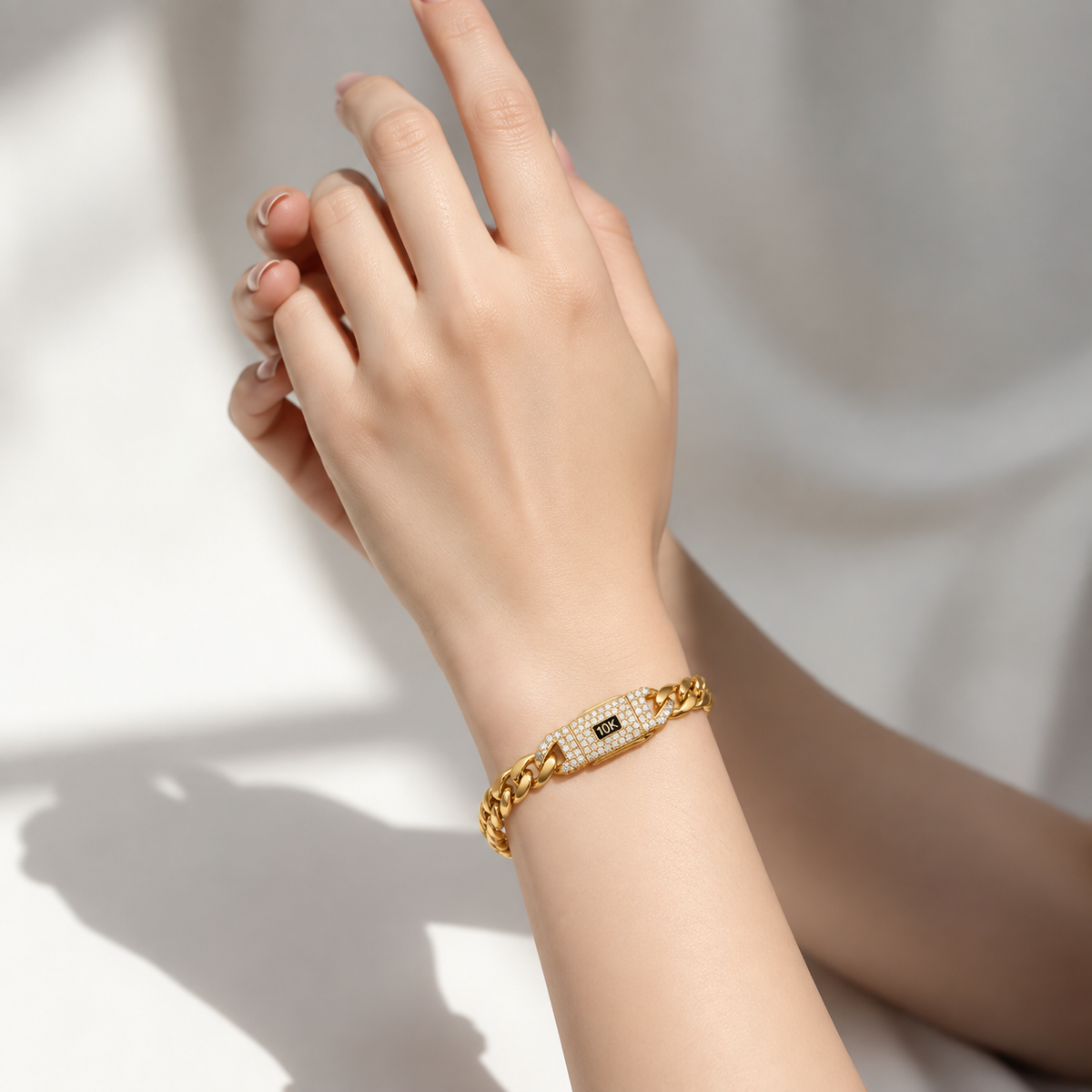 Brazalete Oro 10k Cubana con Broche de Circonios 4mm 7.5 Pulgadas