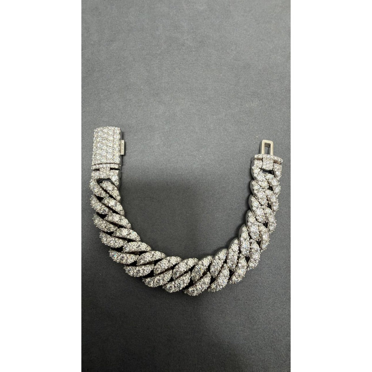 16MM Manilla Cubana Pavé Moissanite Latón