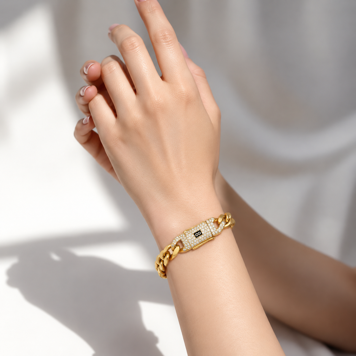 Brazalete Oro 10k Cubana con Broche de Circonios 5mm 7 Pulgadas