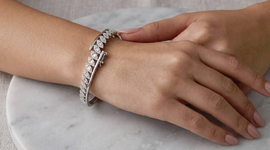 Mujer luciendo un elegante bangle de plata maciza de estilo cubano en su muñeca de crea7 jewelry