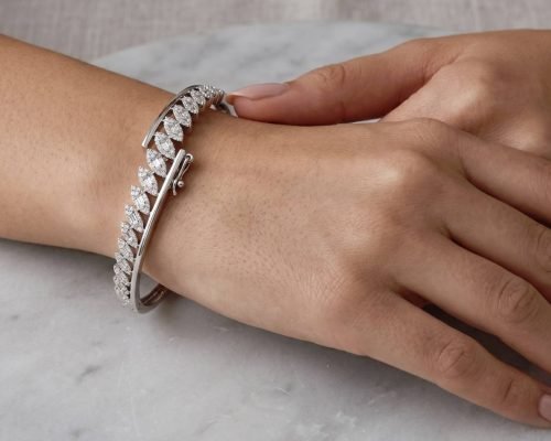 Mujer luciendo un elegante bangle de plata maciza de estilo cubano en su muñeca de crea7 jewelry